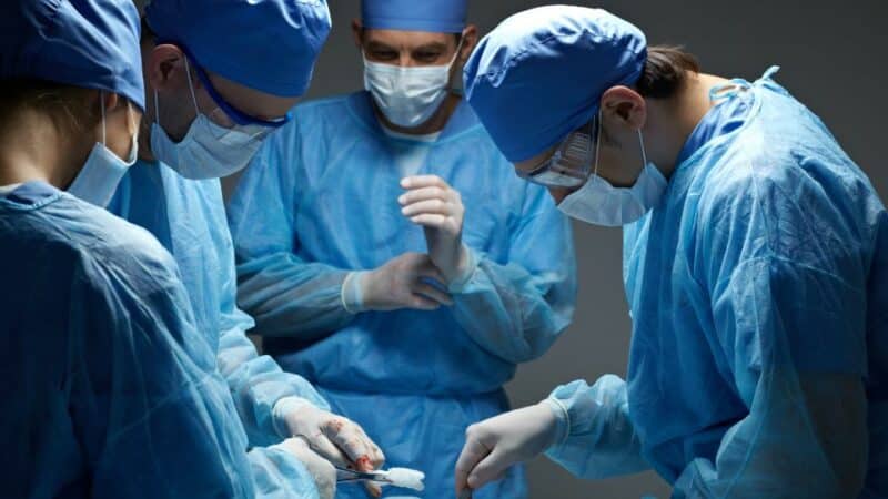 ניתוחים ומנתחים
